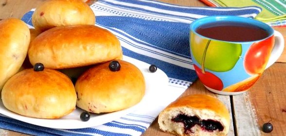 Пирожки с черникой печёные