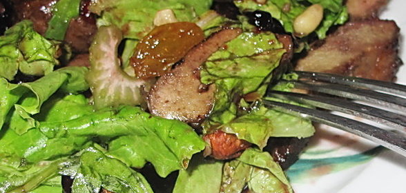 Салат в уксусно-медовом соусе из печени (курицы) и орехов