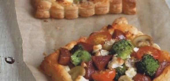 Коржики из слоеного теста со сборной начинкой