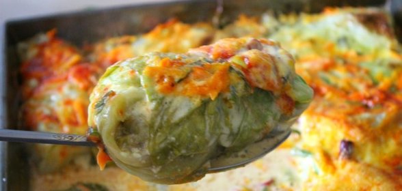 Летние голубцы, запеченные в сметанно-томатном соусе