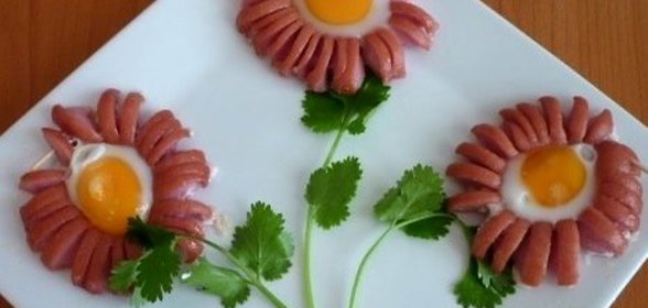 Ромашка из сосиски и яйца