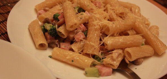 Быстрая паста с ветчиной и грибами. Тест-драйв с Окраиной