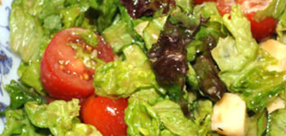 Бутерброд с отварной осетровой рыбой и овощами