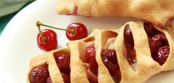 Пирожки с вишней и яблоками, на сливочном тесте