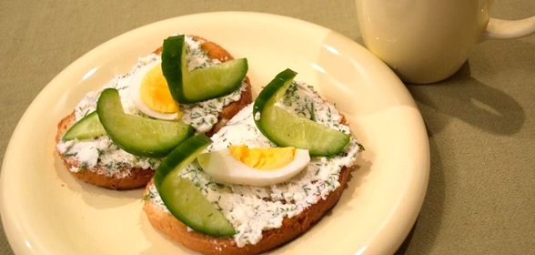 Румяные тосты с творожной начинкой и яйцом