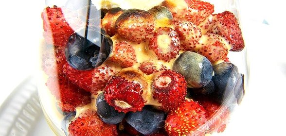 Ореховый сабайон с ягодами и мороженым