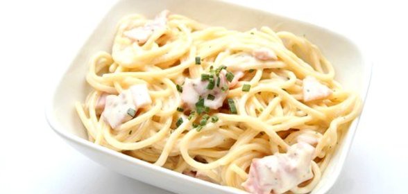 Макароны с соусом из ветчины и творога
