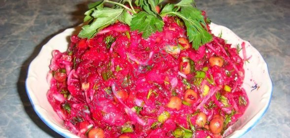 Классический винегрет: свекла квашенная капуста соленые огурцы
