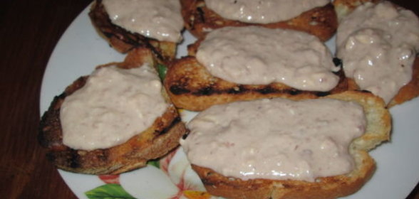 Брускетте с фасолью и тунцом