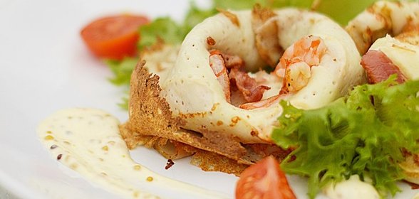 Блины с креветками и беконом