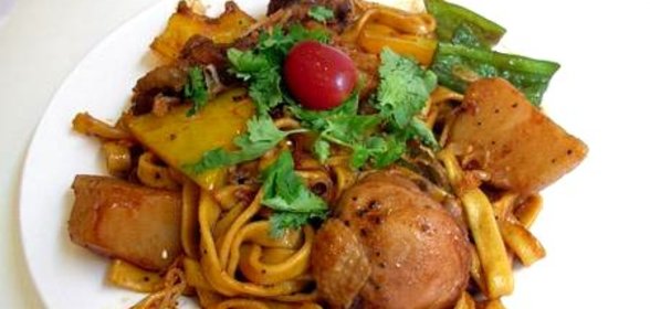 Курица с паприкой и яичной лапшой