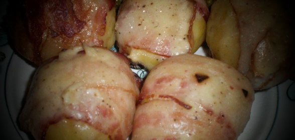 Картофель запечёный в беконе с соусом