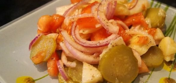Салат из рыбы, заправленный подсолнечным маслом