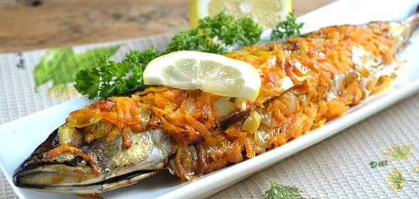 Запеченная скумбрия в фольге с морковкой