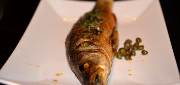 Сибас, запеченный с каперсами и зеленым чесночным маслом