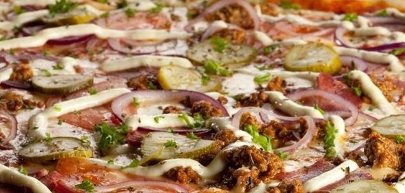 Пицца с грибами и огурцами