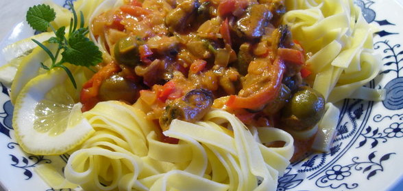 Тальятелле (гнезда) с мидиями и оливками в томатном соусе