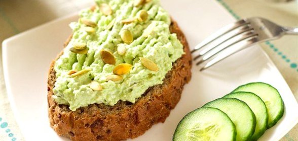 Булочка с творогом и авокадо