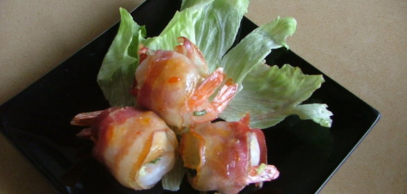 Креветки в беконе, фаршированные пармезаном и базиликом