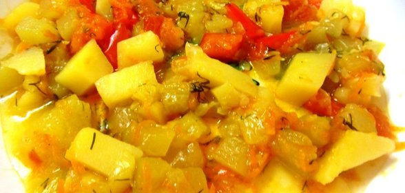 Летнее овощное рагу с картофелем в мультиварке