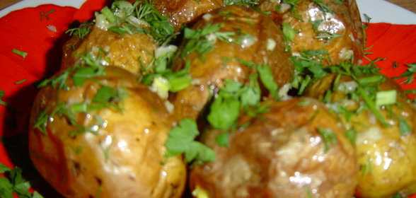 Печеная картошечка с чесноком и зеленью (вариант)
