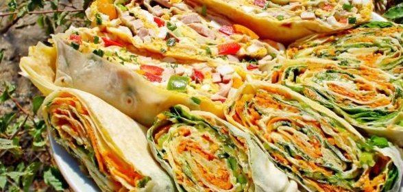 Два вида рулета из лаваша - овощной и мясной