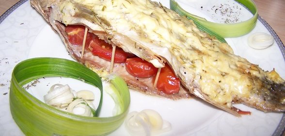 Карп, фаршированный помидорами черри под соусом тар-тар