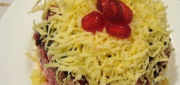 Слоеный салат с копченой курицей, черносливом и сыром