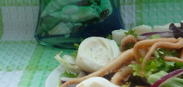 Салат с рулетиками из копченого кальмара