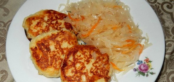 Картофельные котлеты с тушеной квашеной капустой