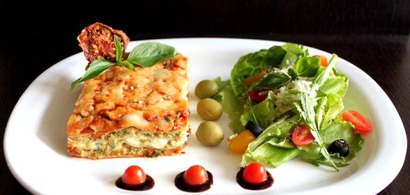 Лазанья с курицей, рикоттой и соусом песто