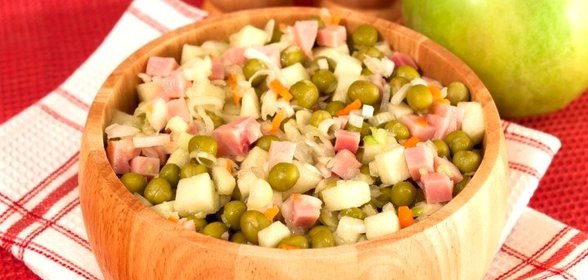 Салат с квашеной капустой, ветчиной и яблоком