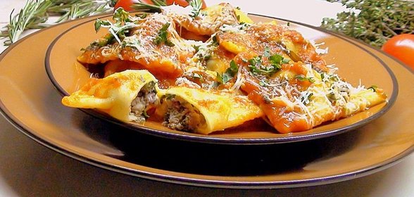Равиоли с мясом и соусом из сливовидных помидор