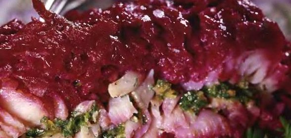 Судак в свекольном полене