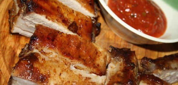 Запеченные ароматные свиные ребрышки