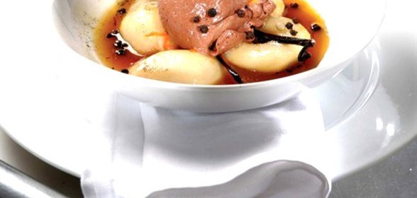 Запеченные груши с шоколадным мороженым и оливковым маслом