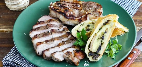 Cвиная шейка с грибным штруделем 