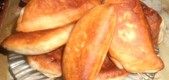 Домашние пирожки с начинкой из картофеля и курицы