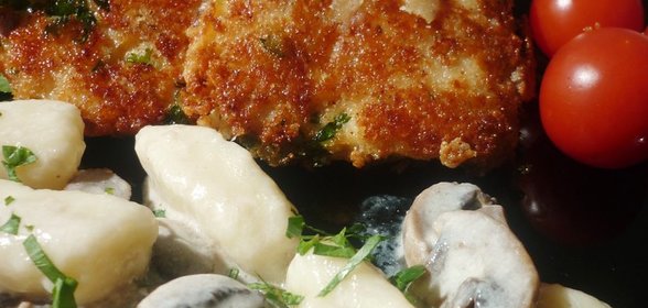 Куриное филе в панировке и ньокки в чесночно-грибном соусе