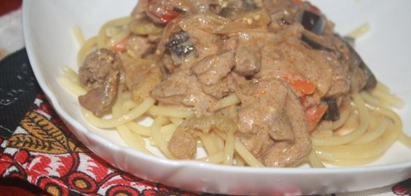 Куриная печень с овощами в сметанном соусе