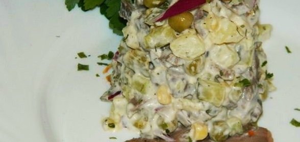 Салат из консервированного лосося с рисом