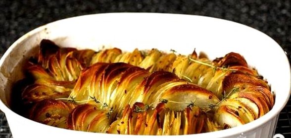 Запеченный картофель с луком и тимьяном