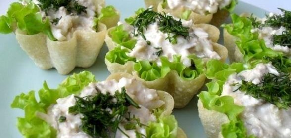 Тарталетки с тунцом и сыром