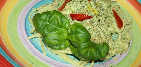 Паста с бархатным сырным соусом с петрушкой и орехами