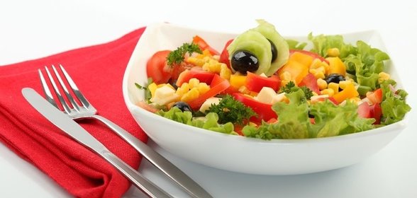 Салат с кукурузой, сыром, помидорами