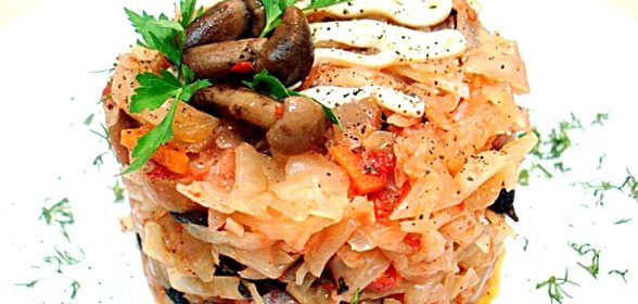 Капуста тушёная с грибами и сосисками