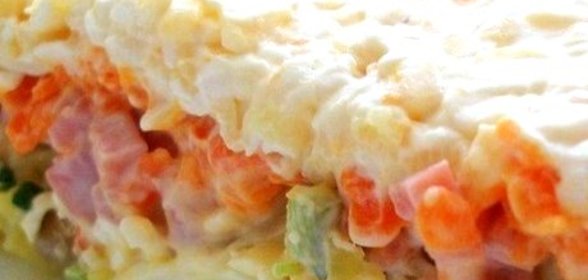 Слоеный салат с грибами, ветчиной и плавленым сыром