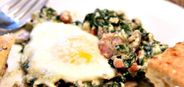 Запеченные яйца со шпинатом, грибами и беконом