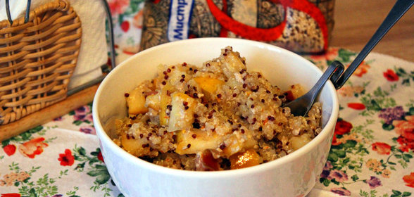 Киноа с карамелизированными яблоками и корицей