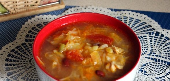 Щи из квашеной капусты с фасолью и сладким перцем на курином бульоне